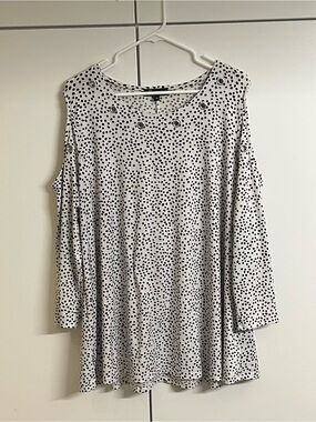Lily Morgan Woman’s Black  and White Splat Print  Cold Shoulder Top. Size 1X